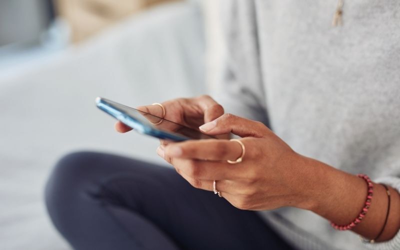 Покупатель пишет запрос в Telegram-чат со смартфона
